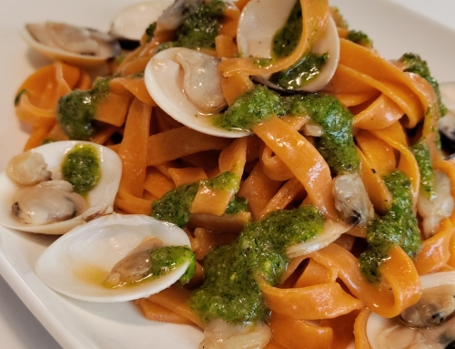 TAGLIATELLE ROSSE, VONGOLE VERACI E PESTO DI PISTACCHIO E PREZZEMOLO