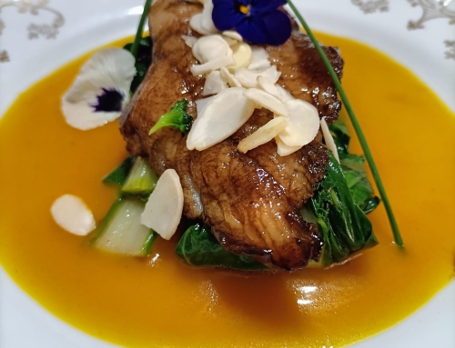 FILETTO DI CERNIA LACCATO AL BALSAMICO E MANDORLE SU SALSA ALLO ZAFFERANO E ZENZERO