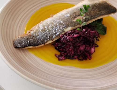 SPIGOLA SPADELLATA CON BIETA, RADICCHIO ROSSO E SALSA ALLO ZAFFERANO